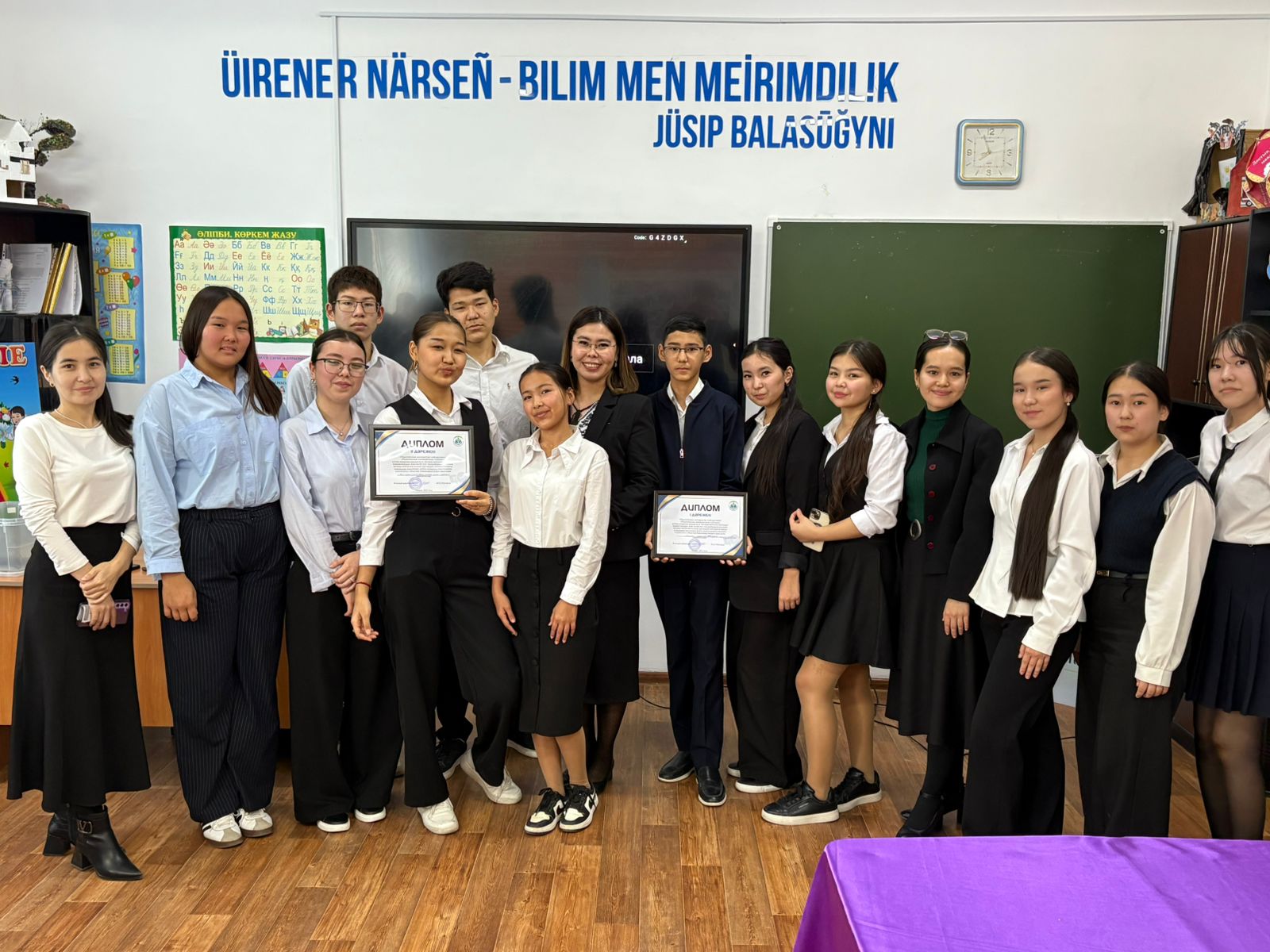 Read more about the article Ұрпақтар үндестігі: білім мен жаңашылдық тоғысқан QuizScience байқауы