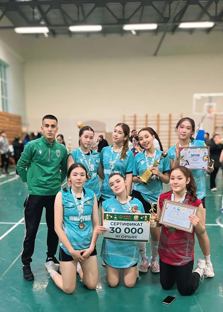Подробнее о статье 🏀 Жеңіс жолындағы табандылықСтудентки колледжа стали призёрами областного турнира по волейболу